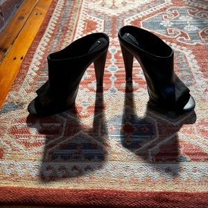 Bcbg max azria black mule heels